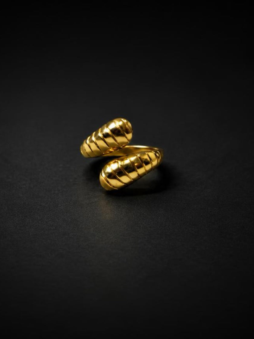 The Oro Cobra ring by Oro and Plata