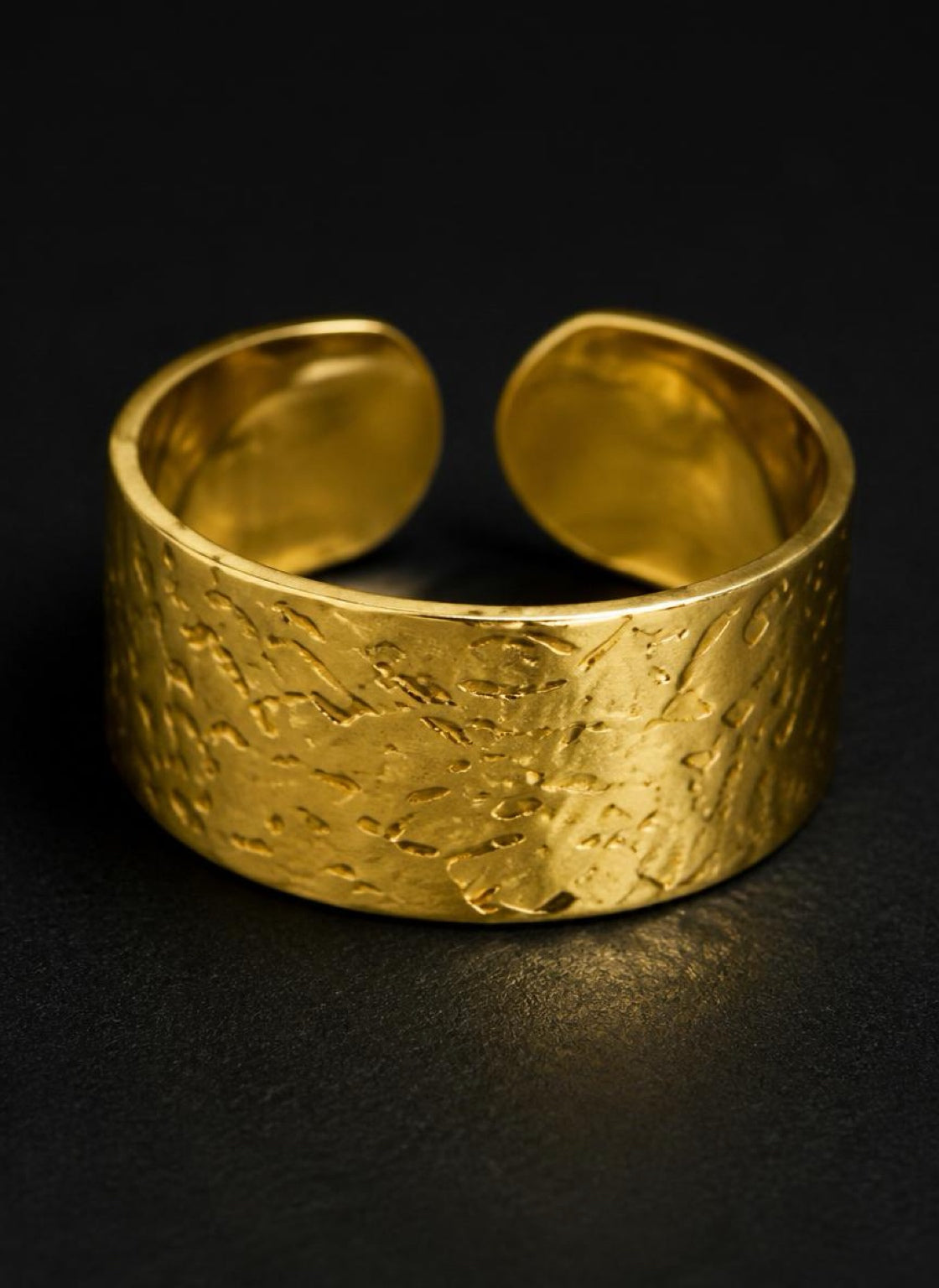 Midas ring detail view