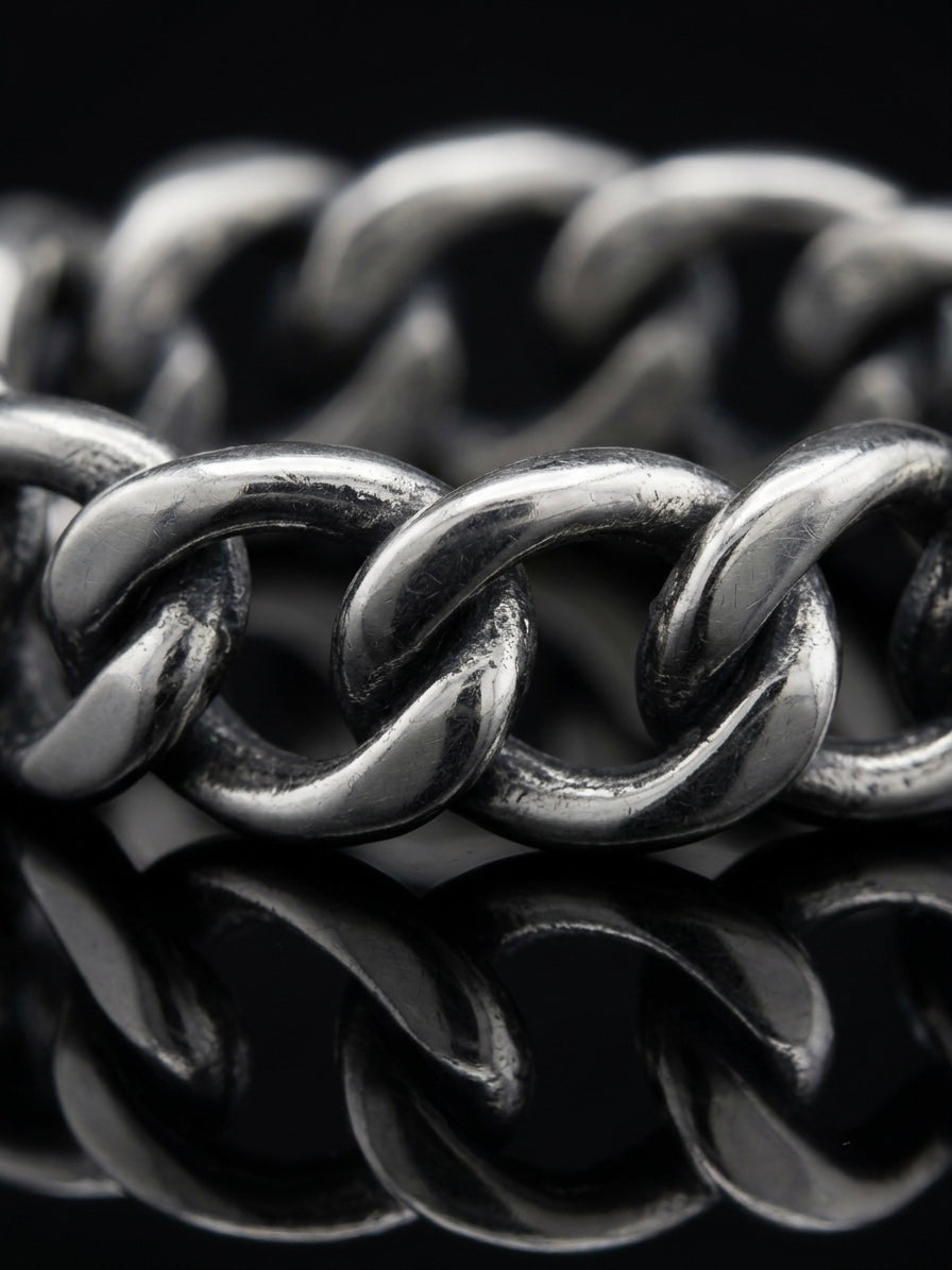 The Plata Chain ring detail view