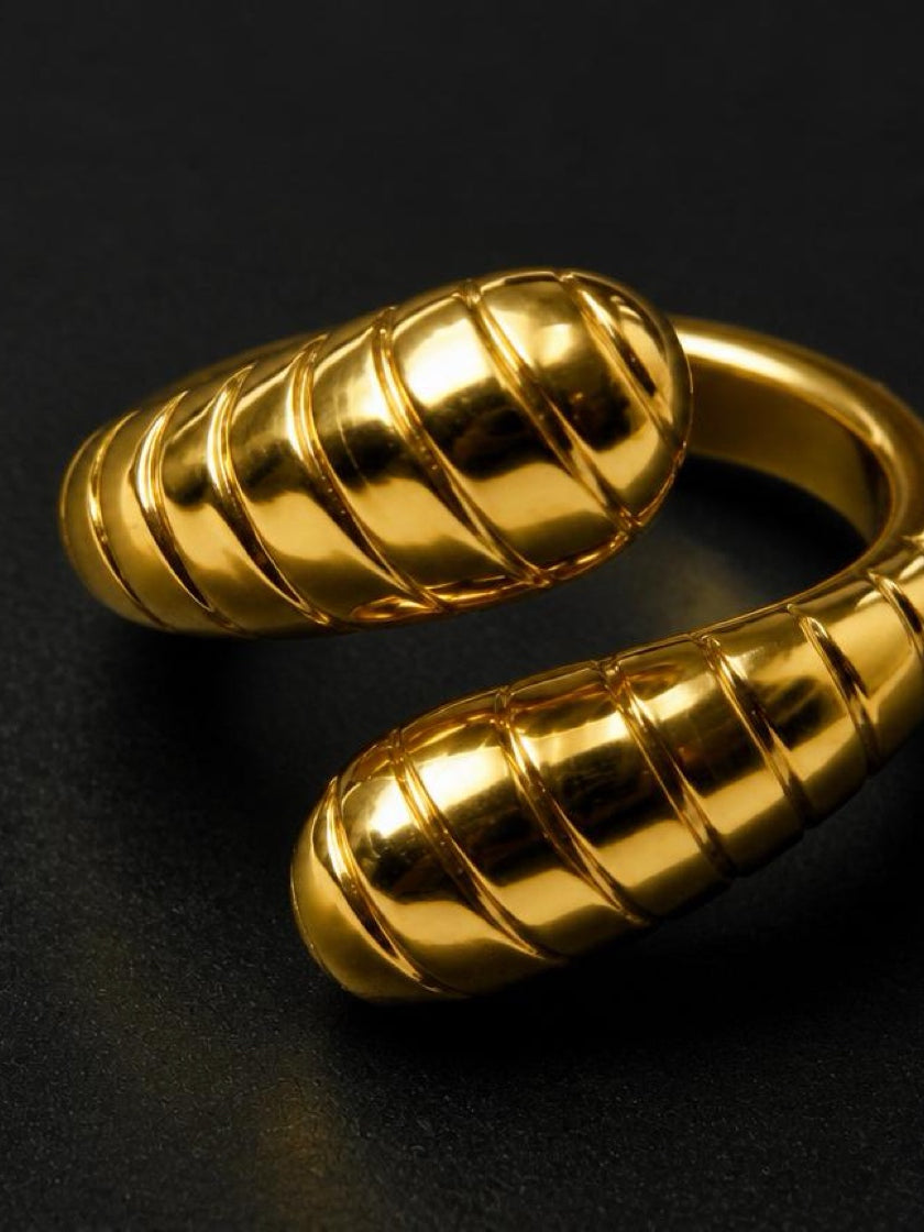 The Oro Cobra ring detail view