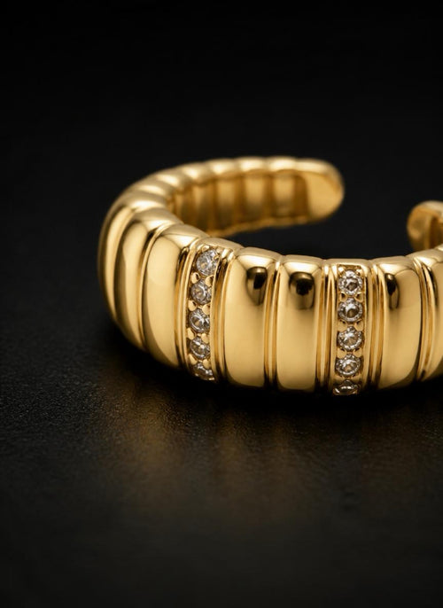 Diamond Groove ring detail view