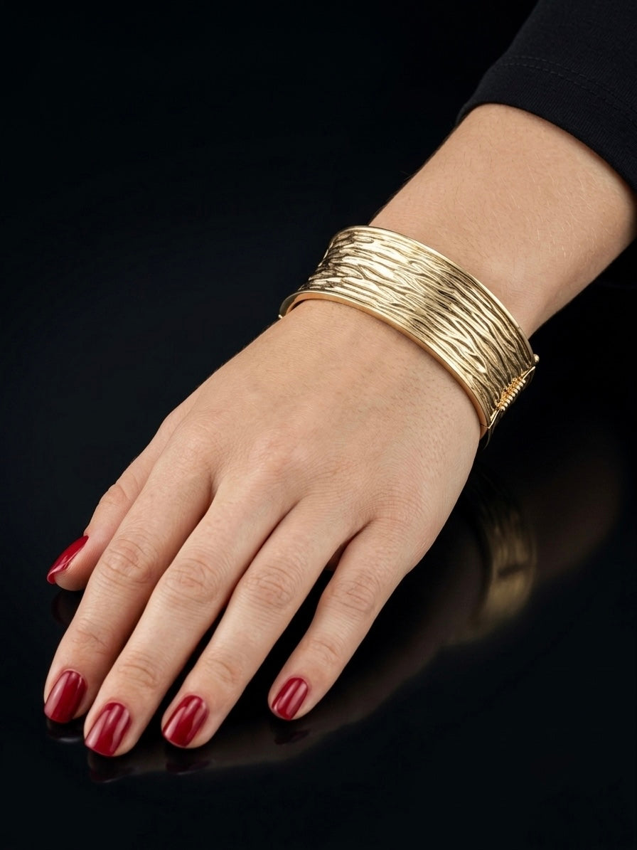 The Marea hand cuff detail view